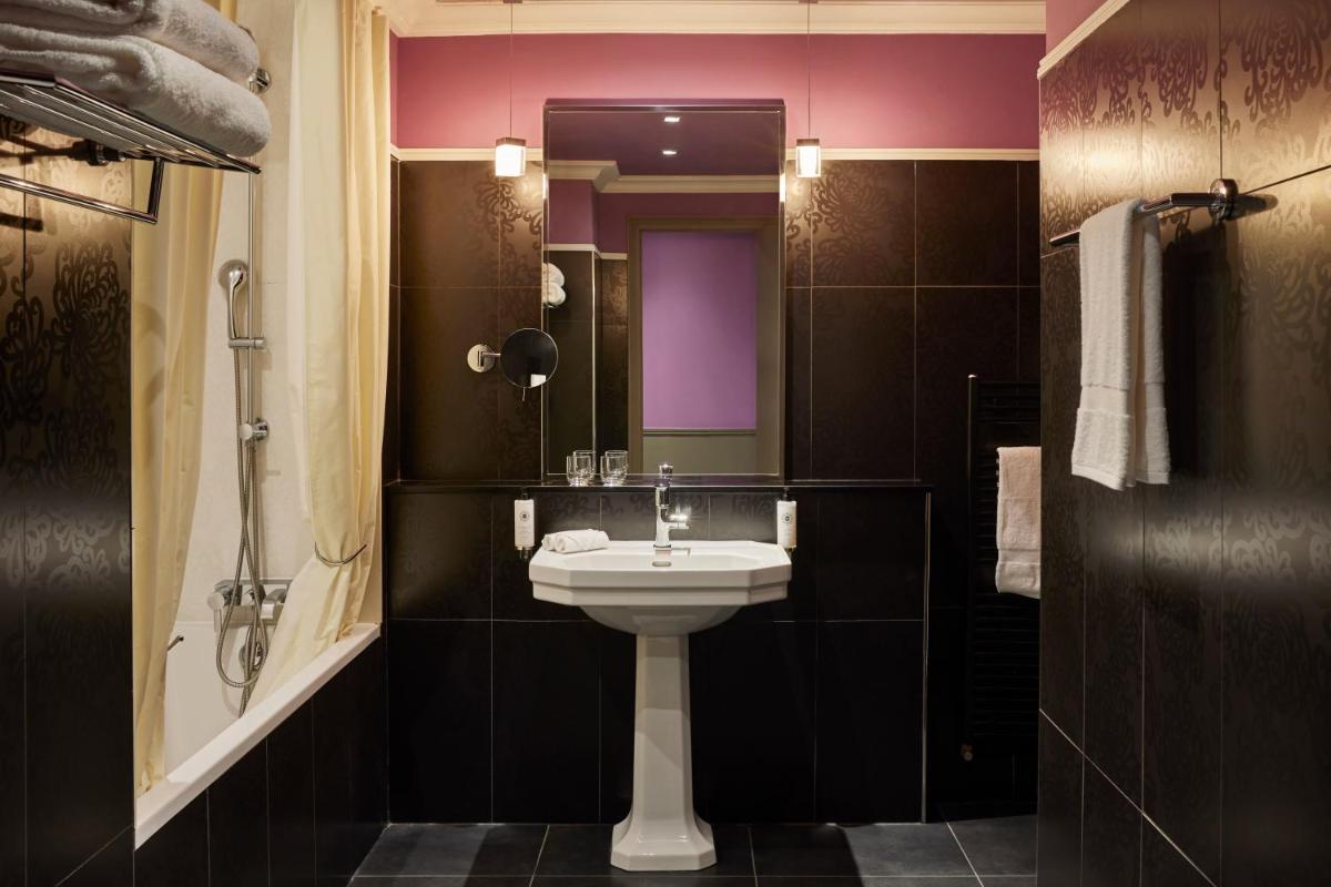 Salle de bains dans l'établissement Le Grand Hotel de Cabourg - MGallery Collection