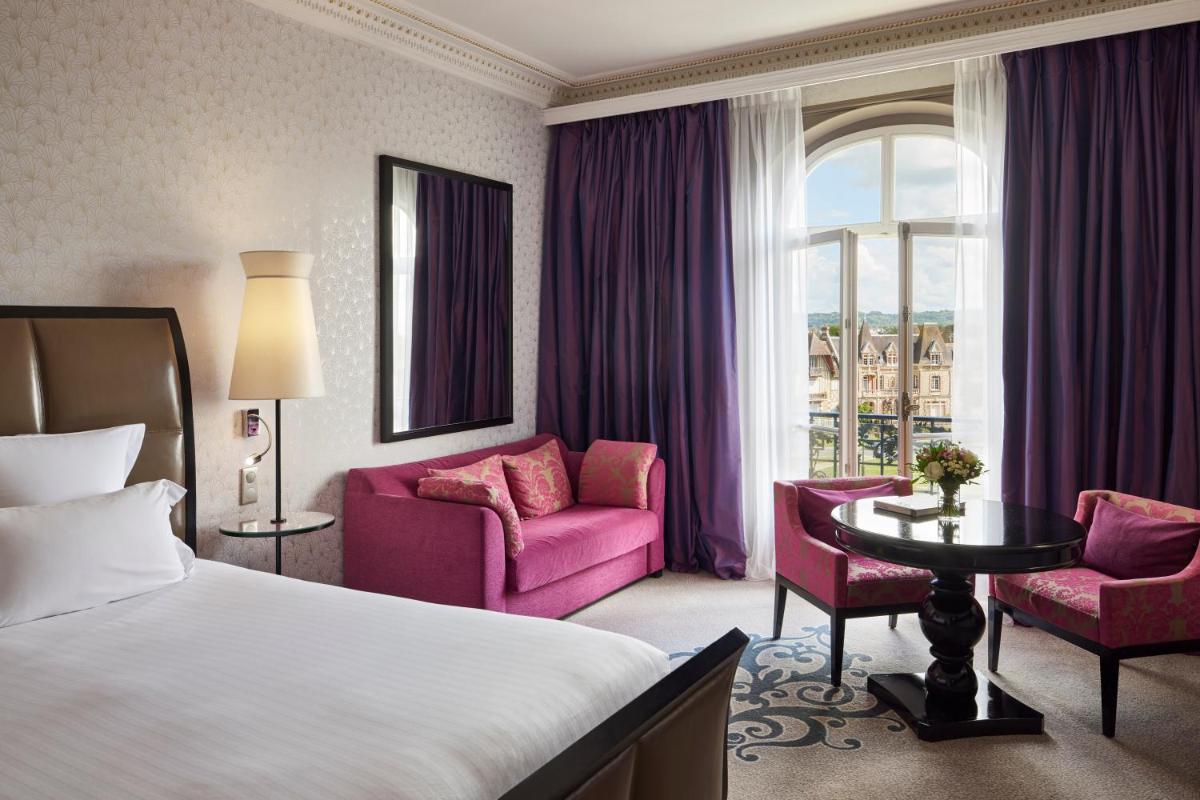 Un ou plusieurs lits dans un hébergement de l'établissement Le Grand Hotel de Cabourg - MGallery Collection