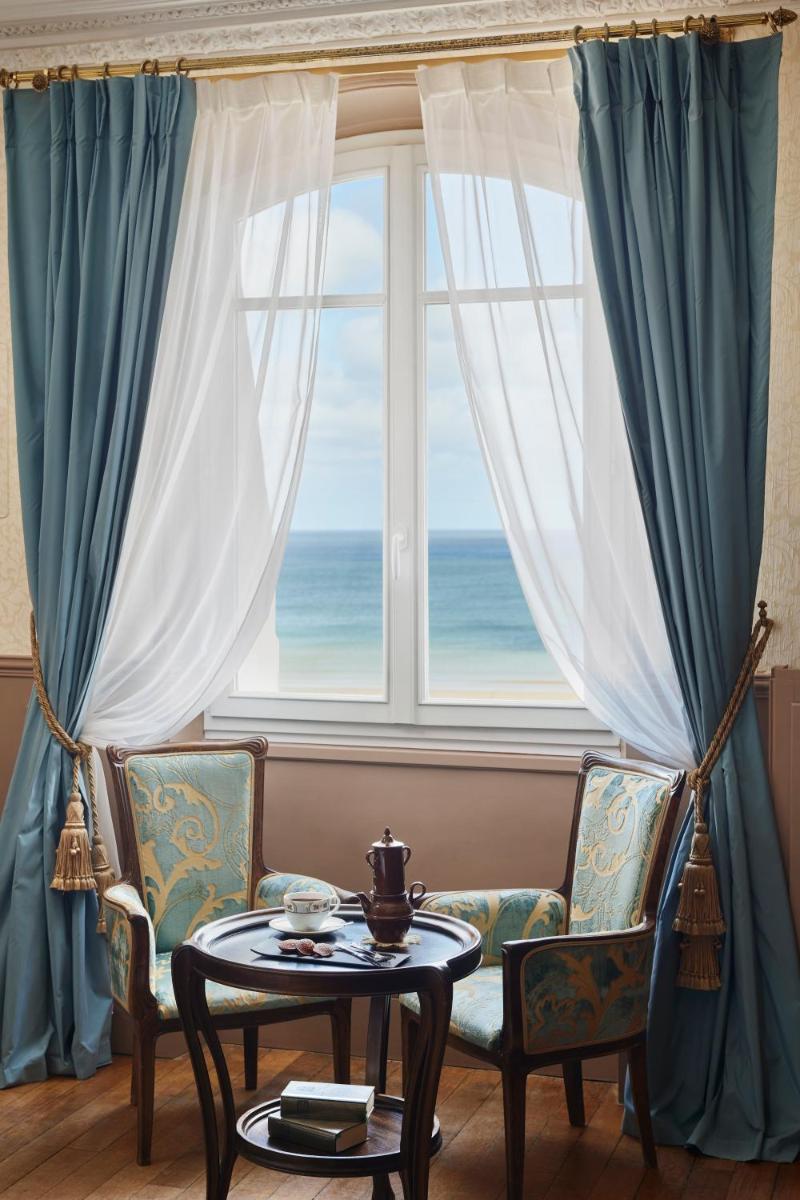 Coin salon dans l'établissement Le Grand Hotel de Cabourg - MGallery Collection