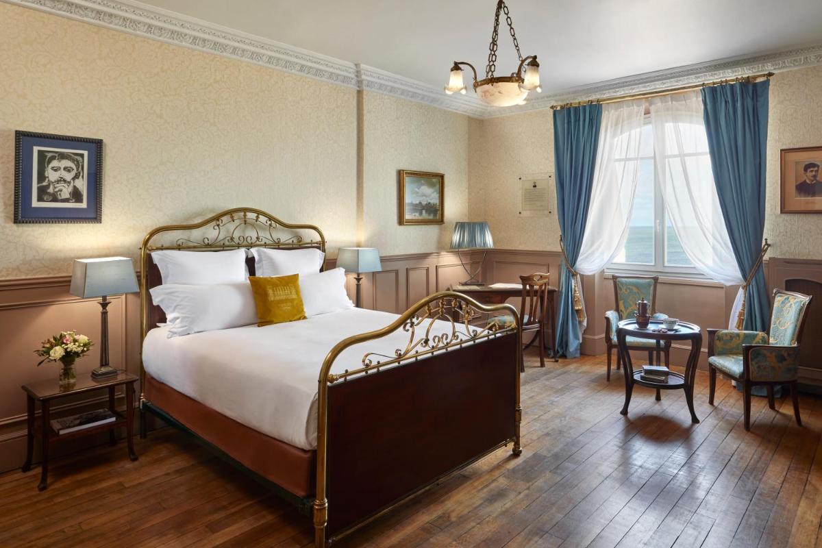 Un ou plusieurs lits dans un hébergement de l'établissement Le Grand Hotel de Cabourg - MGallery Collection