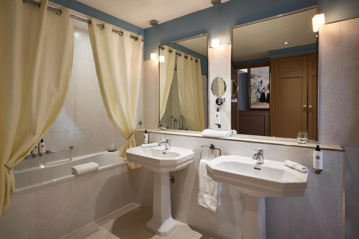 Salle de bains dans l'établissement Le Grand Hotel de Cabourg - MGallery Collection