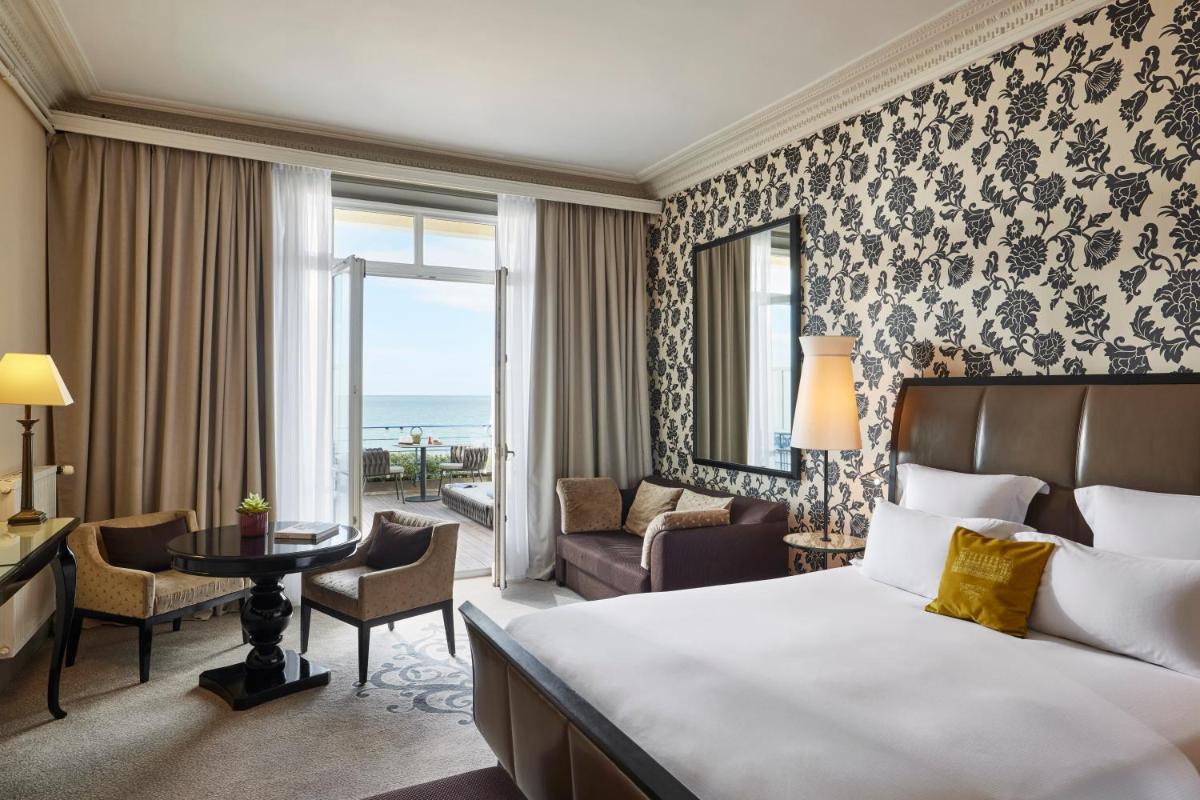 Un ou plusieurs lits dans un hébergement de l'établissement Le Grand Hotel de Cabourg - MGallery Collection