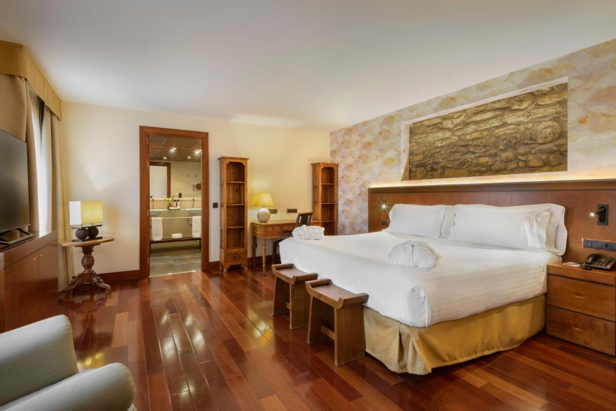 Cama o camas de una habitación en Hotel & Spa Monasterio de Boltaña