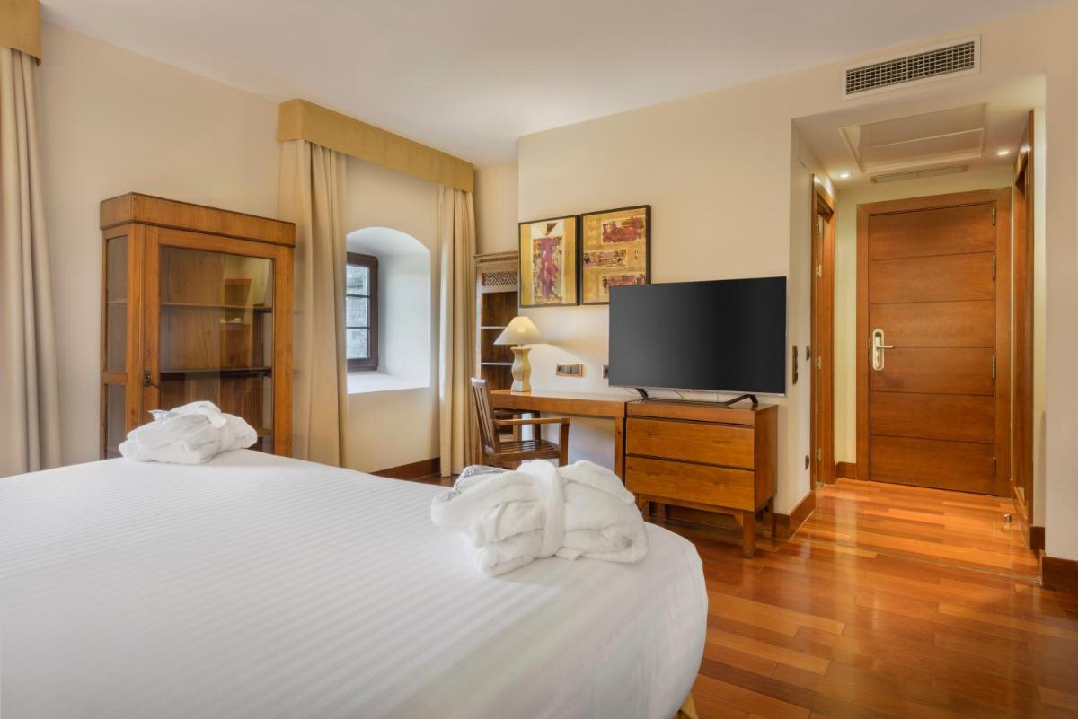 Una televisión o centro de entretenimiento en Hotel & Spa Monasterio de Boltaña