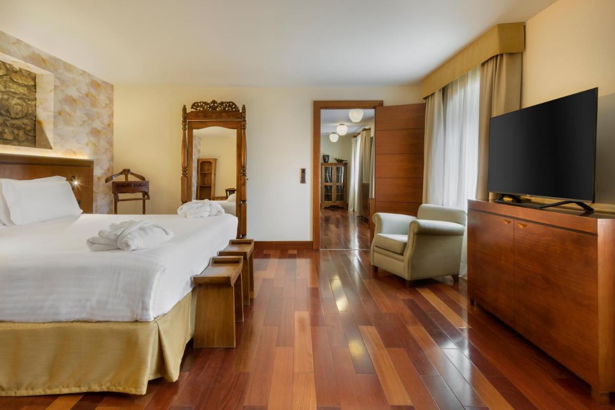 Una televisión o centro de entretenimiento en Hotel & Spa Monasterio de Boltaña