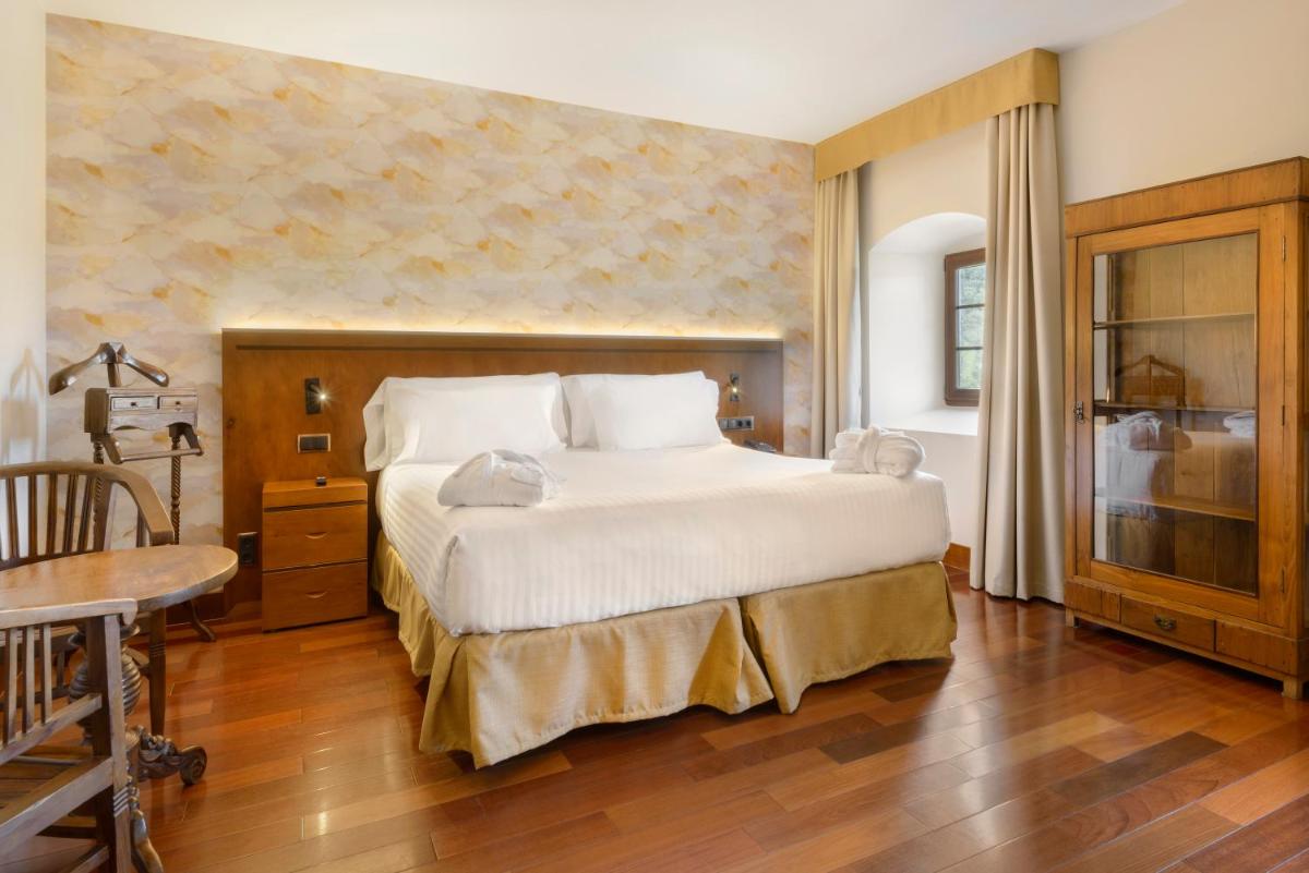 Cama o camas de una habitación en Hotel & Spa Monasterio de Boltaña