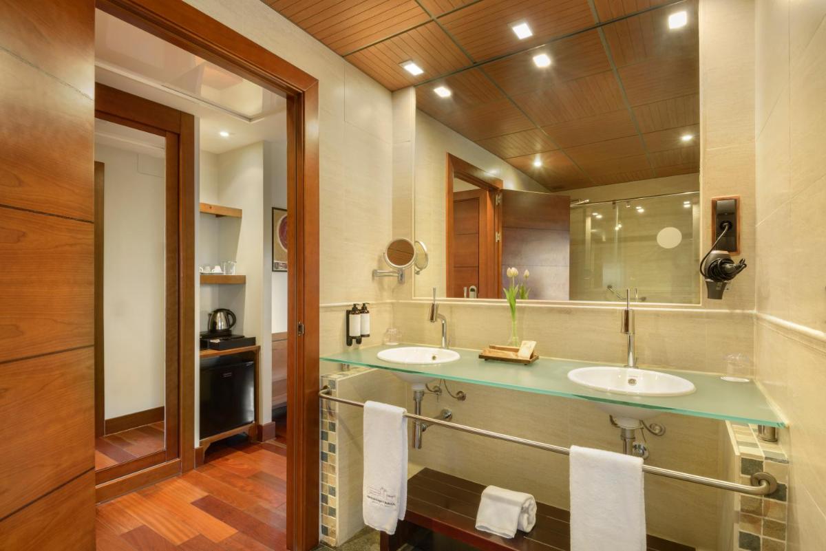 Un baño de Hotel & Spa Monasterio de Boltaña