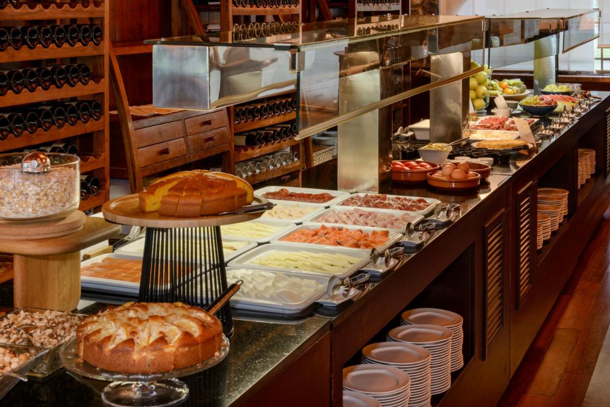 Comida en o cerca de este hotel