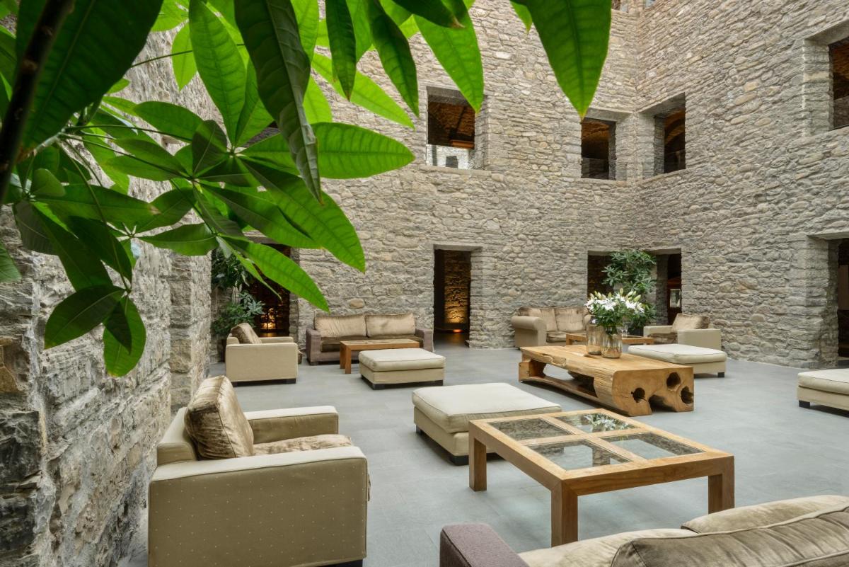 Zona de estar de Hotel & Spa Monasterio de Boltaña