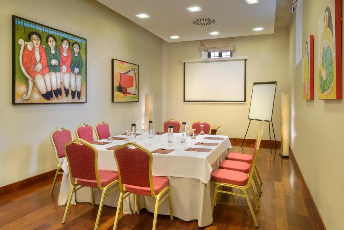 Zona business o sala de conferencias en Hotel & Spa Monasterio de Boltaña