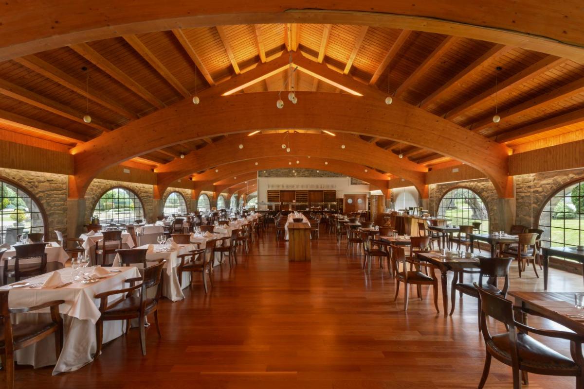 Un restaurante o sitio para comer en Hotel & Spa Monasterio de Boltaña