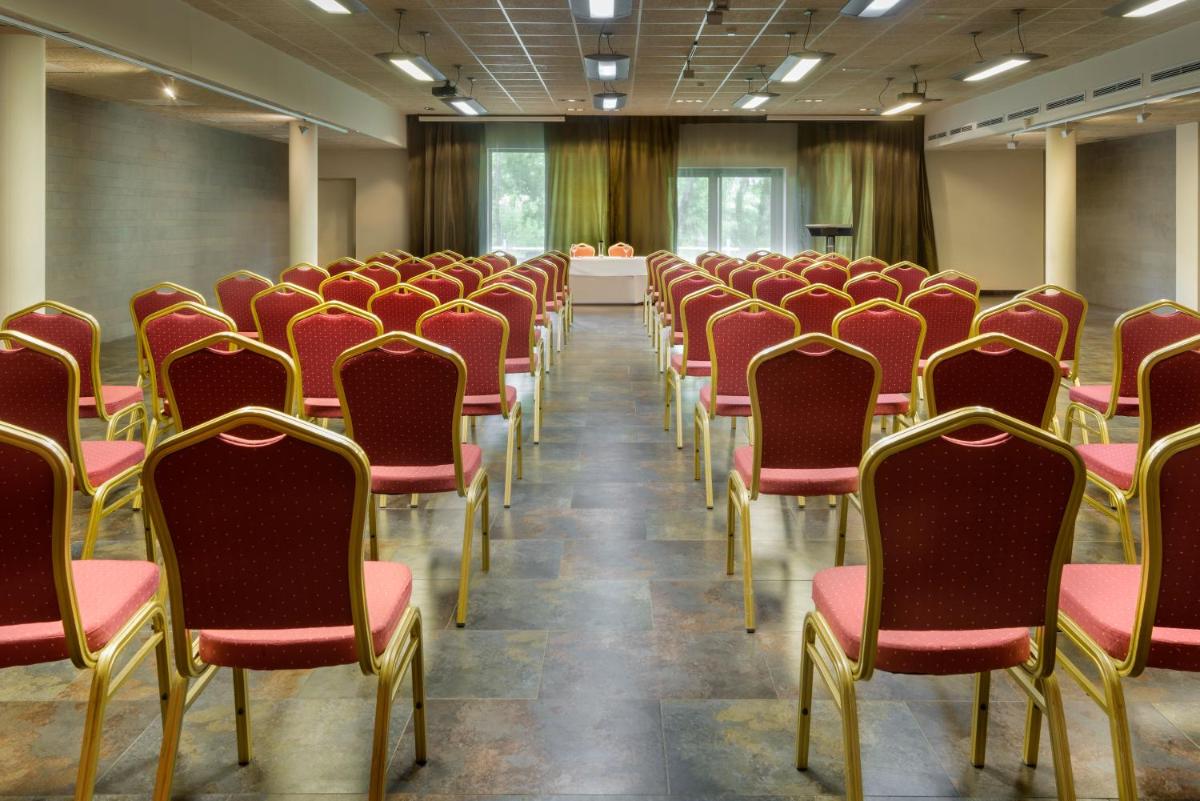 Zona business o sala de conferencias en Hotel & Spa Monasterio de Boltaña