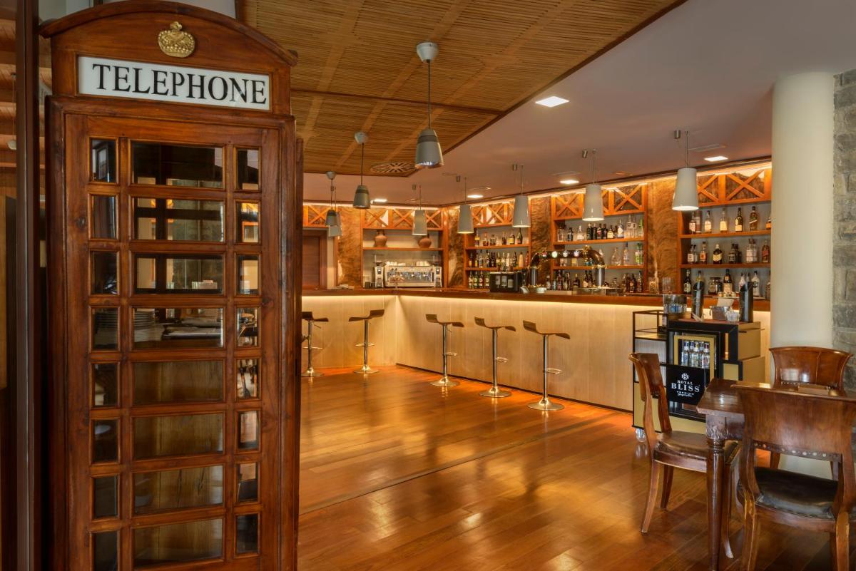 El salón o zona de bar de Hotel & Spa Monasterio de Boltaña