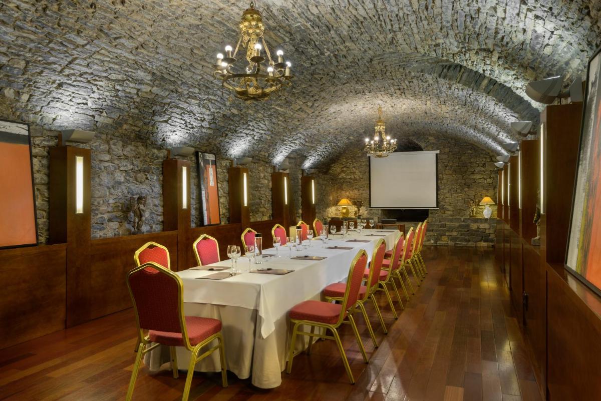 Zona business o sala de conferencias en Hotel & Spa Monasterio de Boltaña