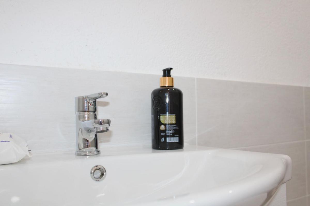 Leone Guest House - Housity