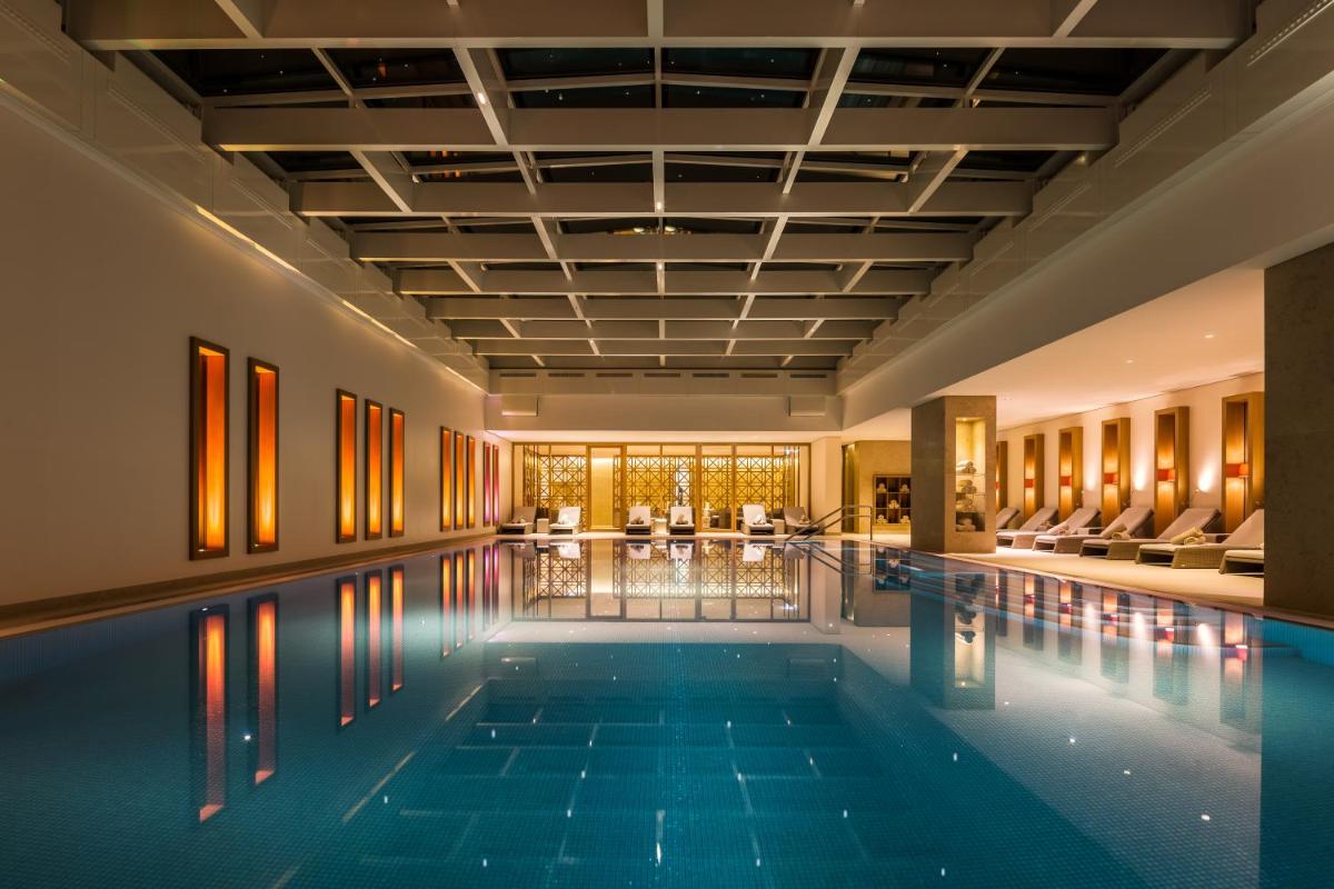 ein Pool in einem Gebäude mit einem Hotel in der Unterkunft Severin's Resort & Spa in Keitum