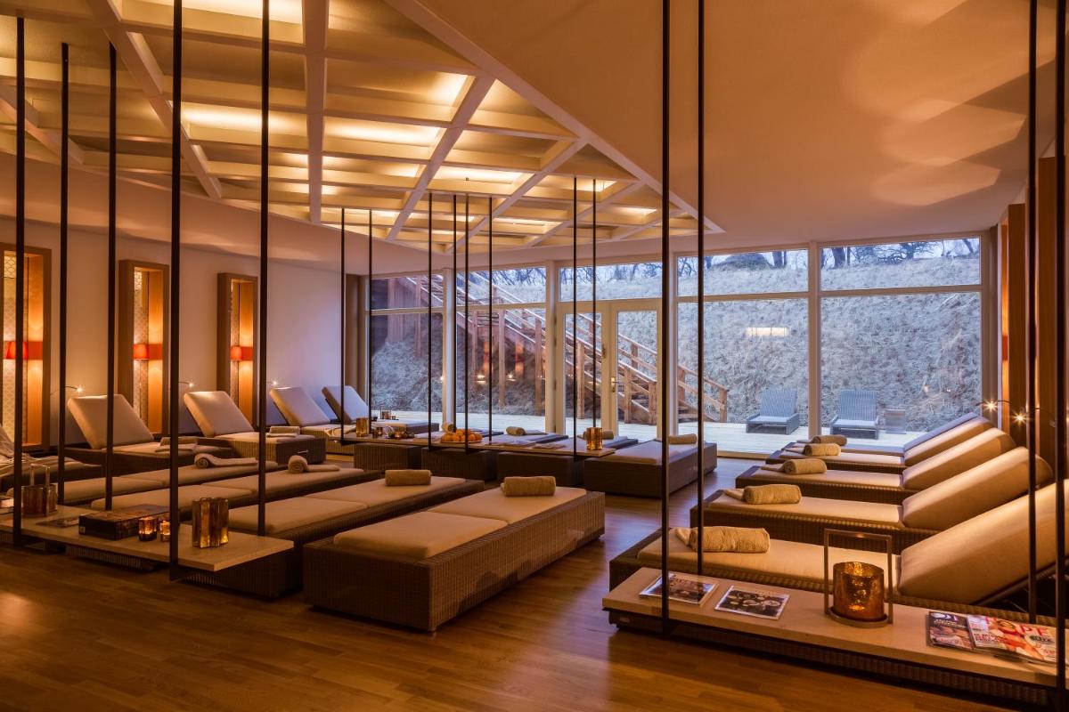 ein Wohnzimmer mit Sofas und einem großen Fenster in der Unterkunft Severin's Resort & Spa in Keitum