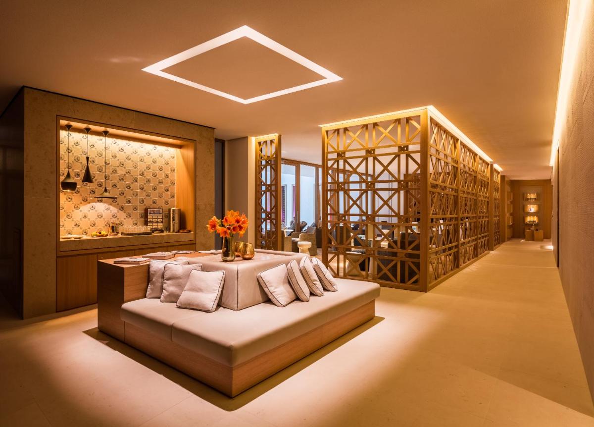 ein Schlafzimmer mit einem Bett in einem Raum mit Weinregalen in der Unterkunft Severin's Resort & Spa in Keitum + 37 Fotos