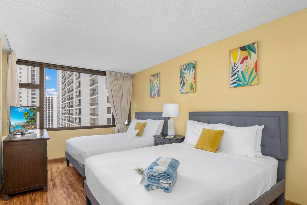 Beautiful 1BR, Steps to Waikiki Beach and Parking - Housity