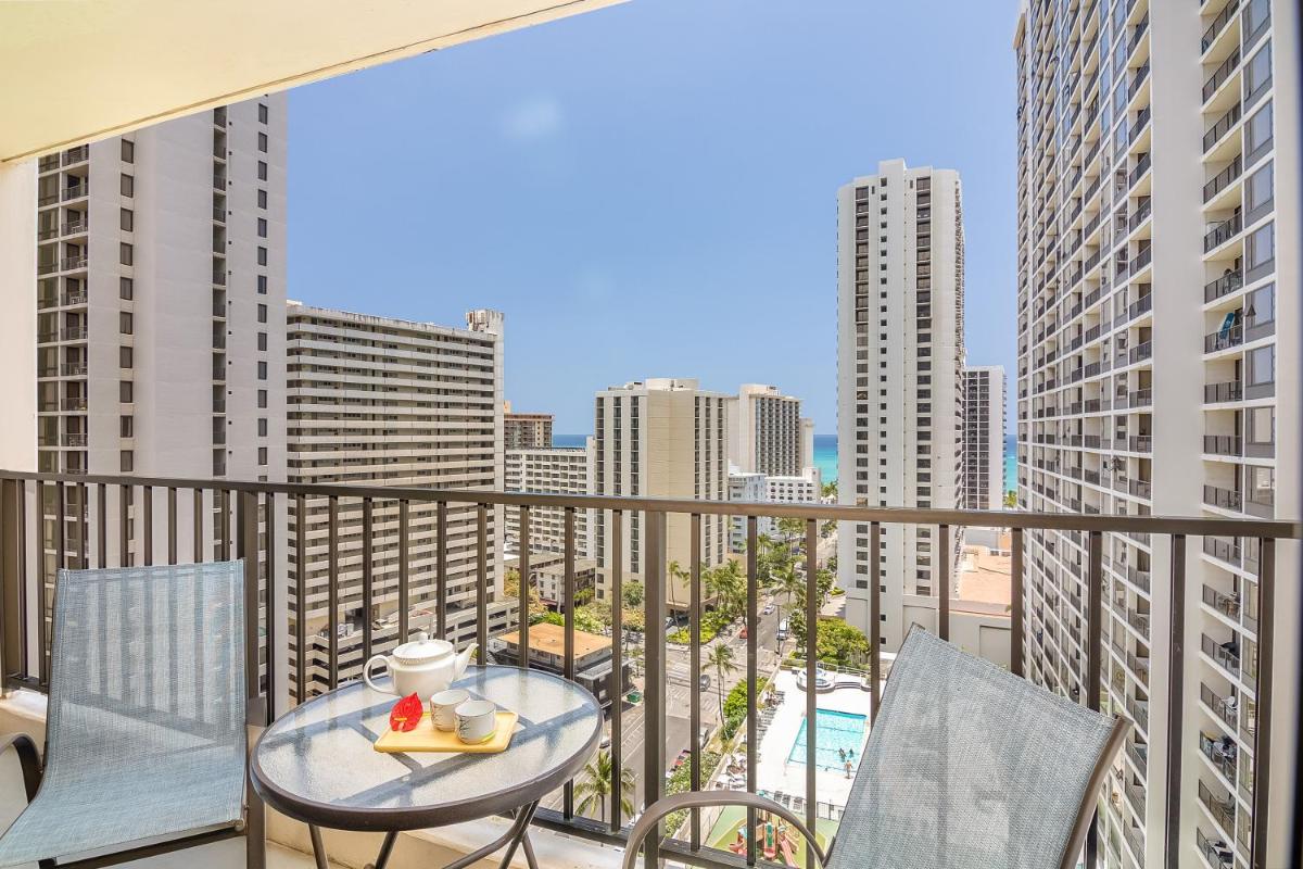 Beautiful 1BR, Steps to Waikiki Beach and Parking - Housity