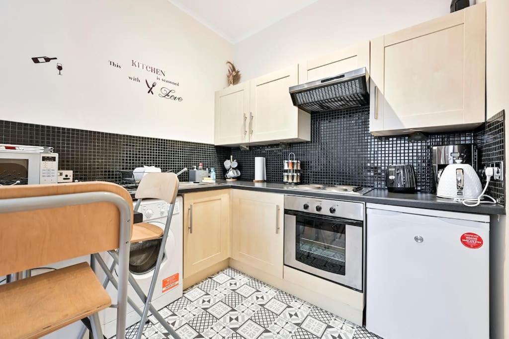 The Perfect Queensway Studio Apartment - Housity