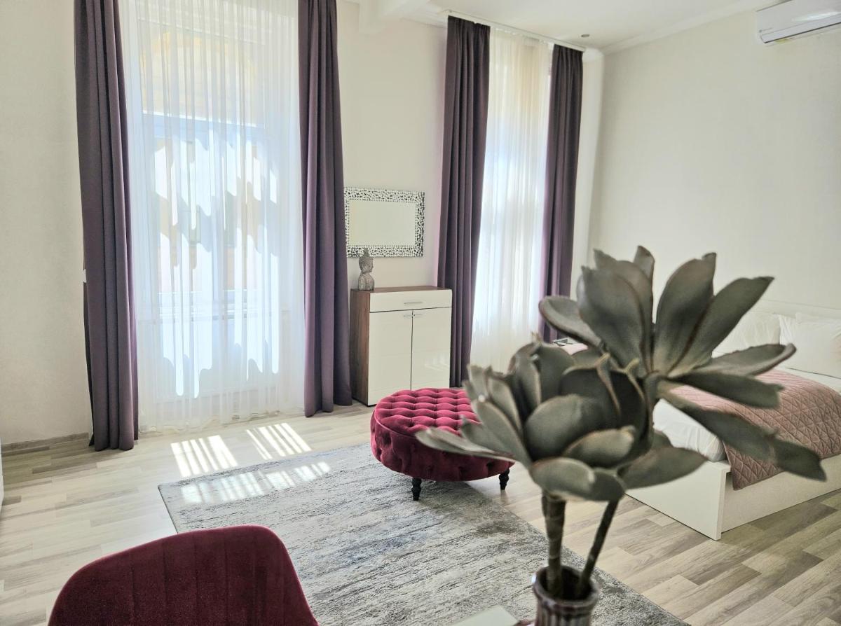 Designer Downtown Gem - Housity