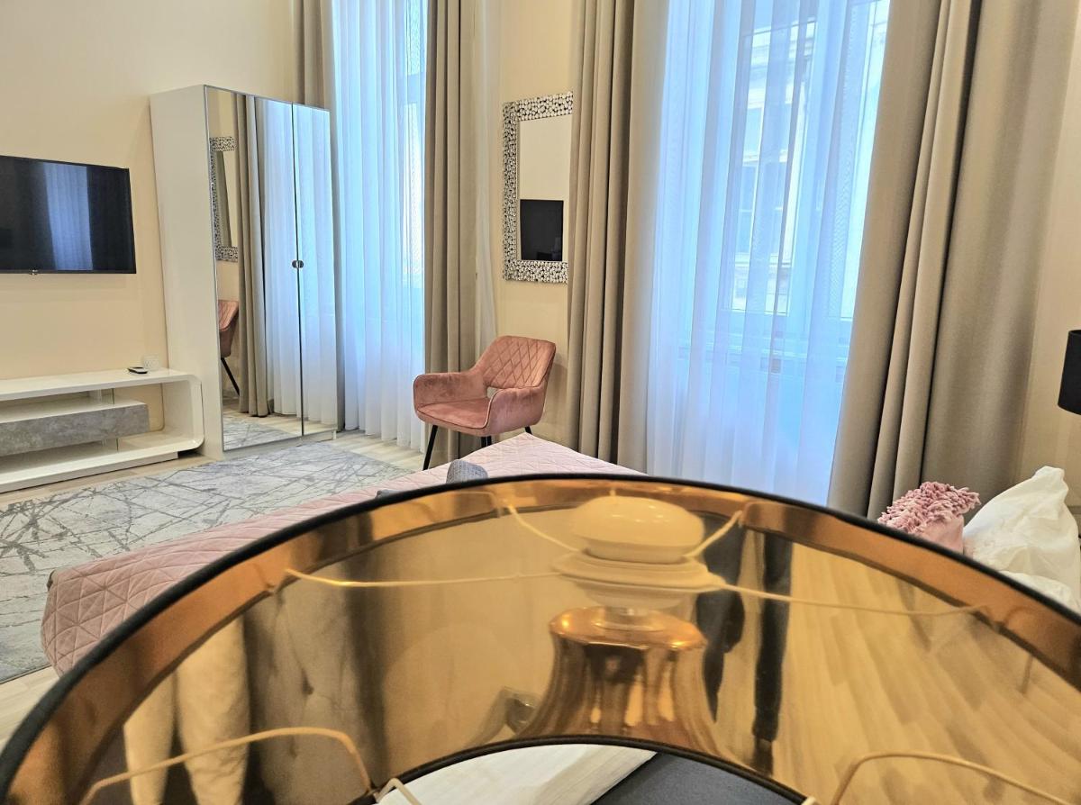 Designer Downtown Gem - Housity