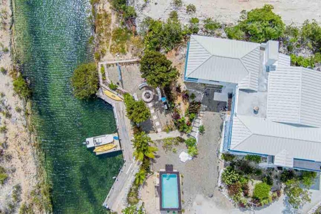 Villa Serenity by the Water - Housity