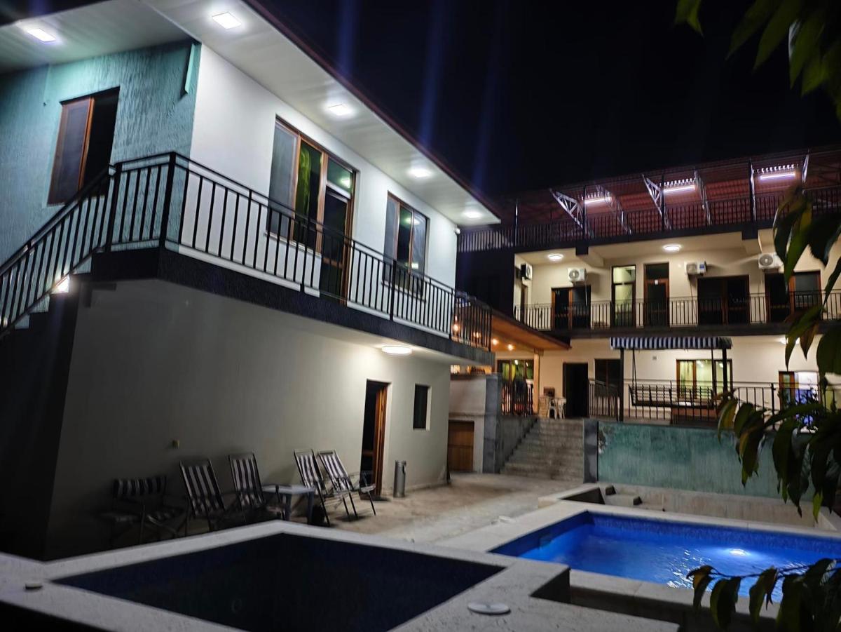 APEX Rest house of 10 rooms and pool - Housity