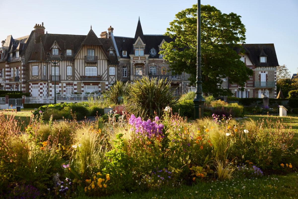 Jardin de l'établissement Le Grand Hotel de Cabourg - MGallery Collection