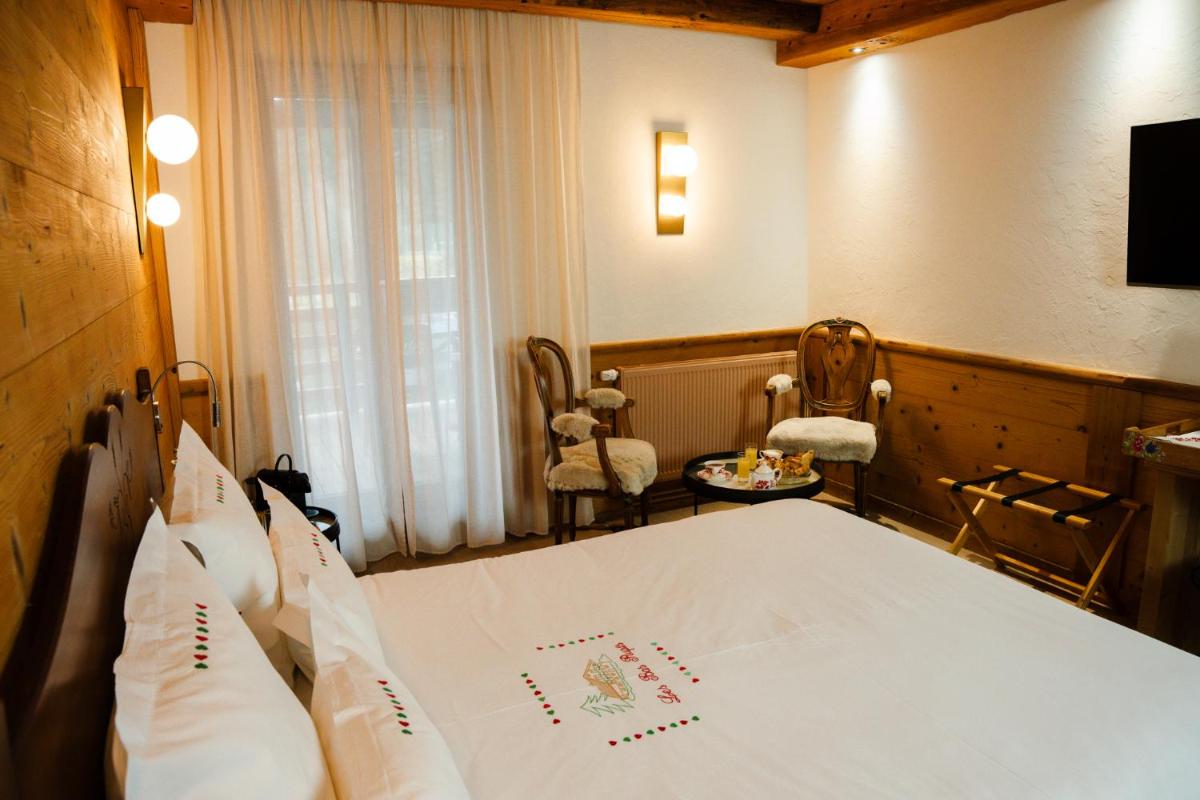 Télévision ou salle de divertissement dans l'établissement Hôtel-Restaurant Les Bas-Rupts, Singuliers Hôtel