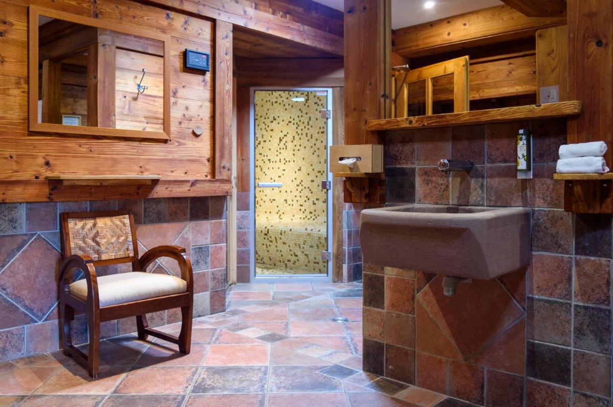 Salle de bains dans l'établissement Hôtel-Restaurant Les Bas-Rupts, Singuliers Hôtel