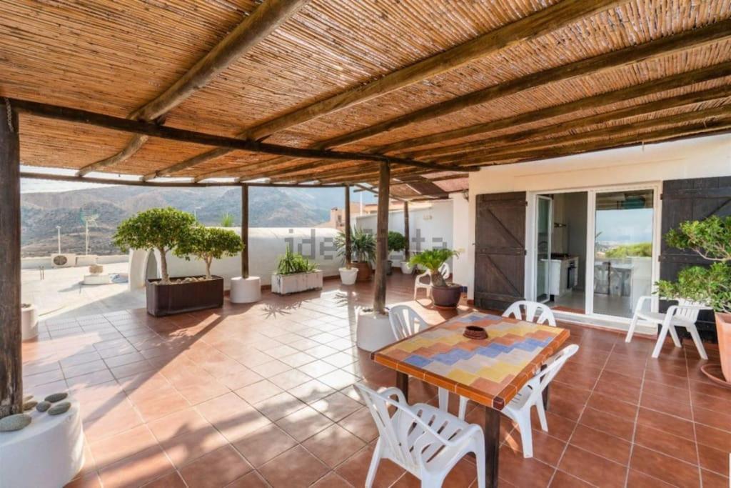 Chalet con piscina cerca A 92 en urbanización club tenis - Housity