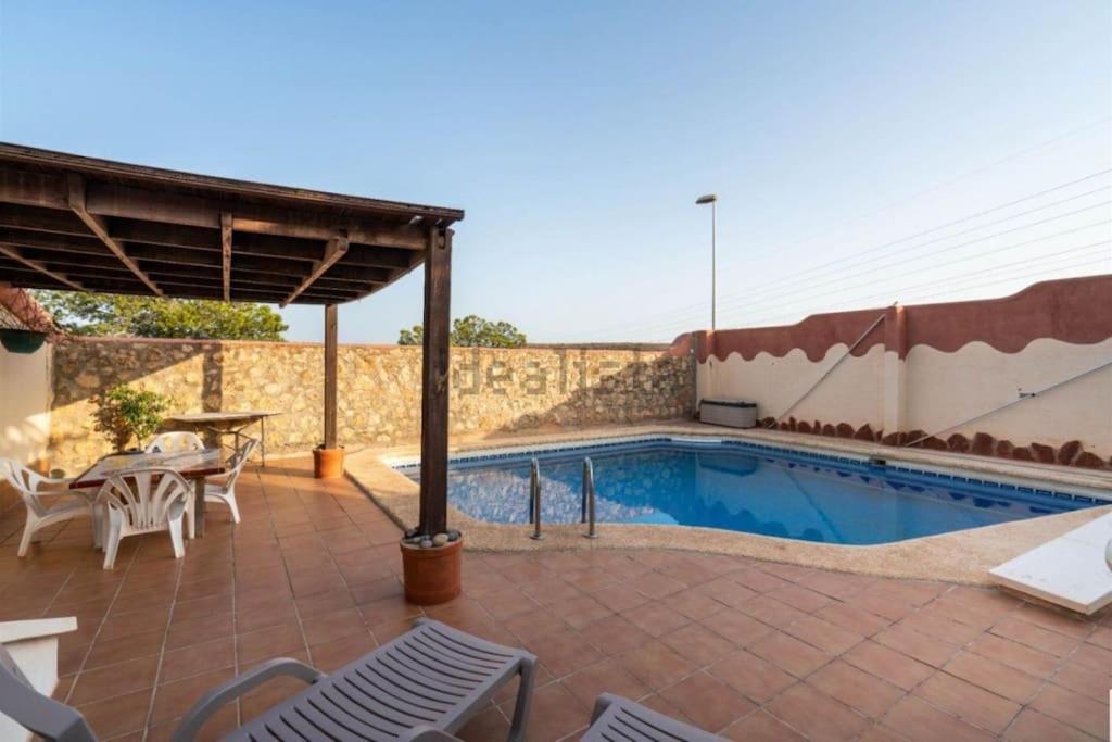 Chalet con piscina cerca A 92 en urbanización club tenis - Housity