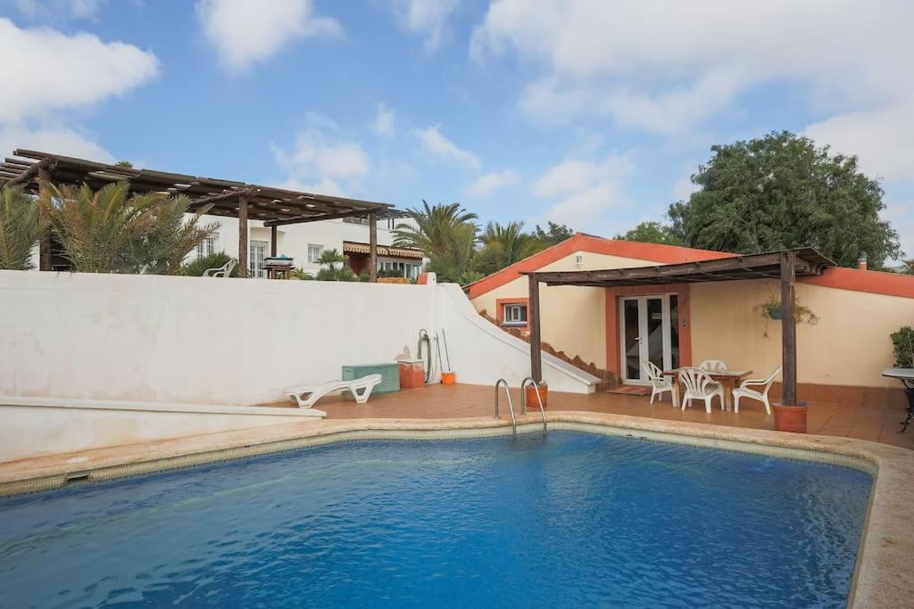 Chalet con piscina cerca A 92 en urbanización club tenis - Housity
