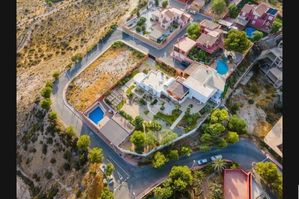 Chalet con piscina cerca A 92 en urbanización club tenis - Housity