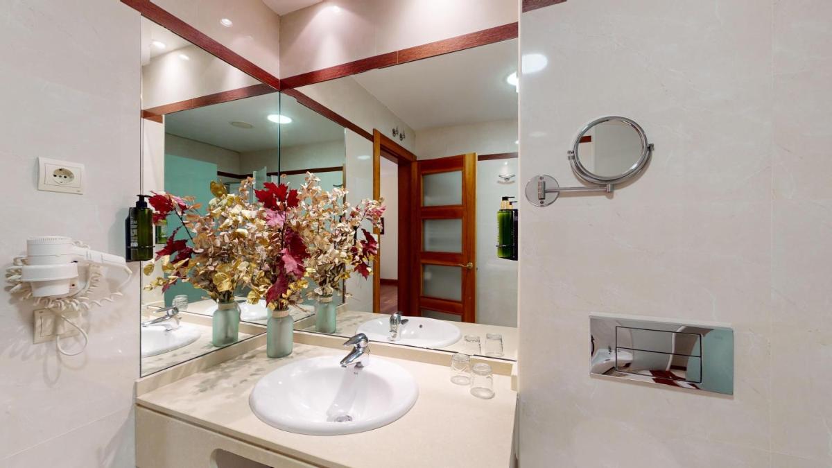 Un baño de AZZ Peñafiel Las Claras Hotel & Spa