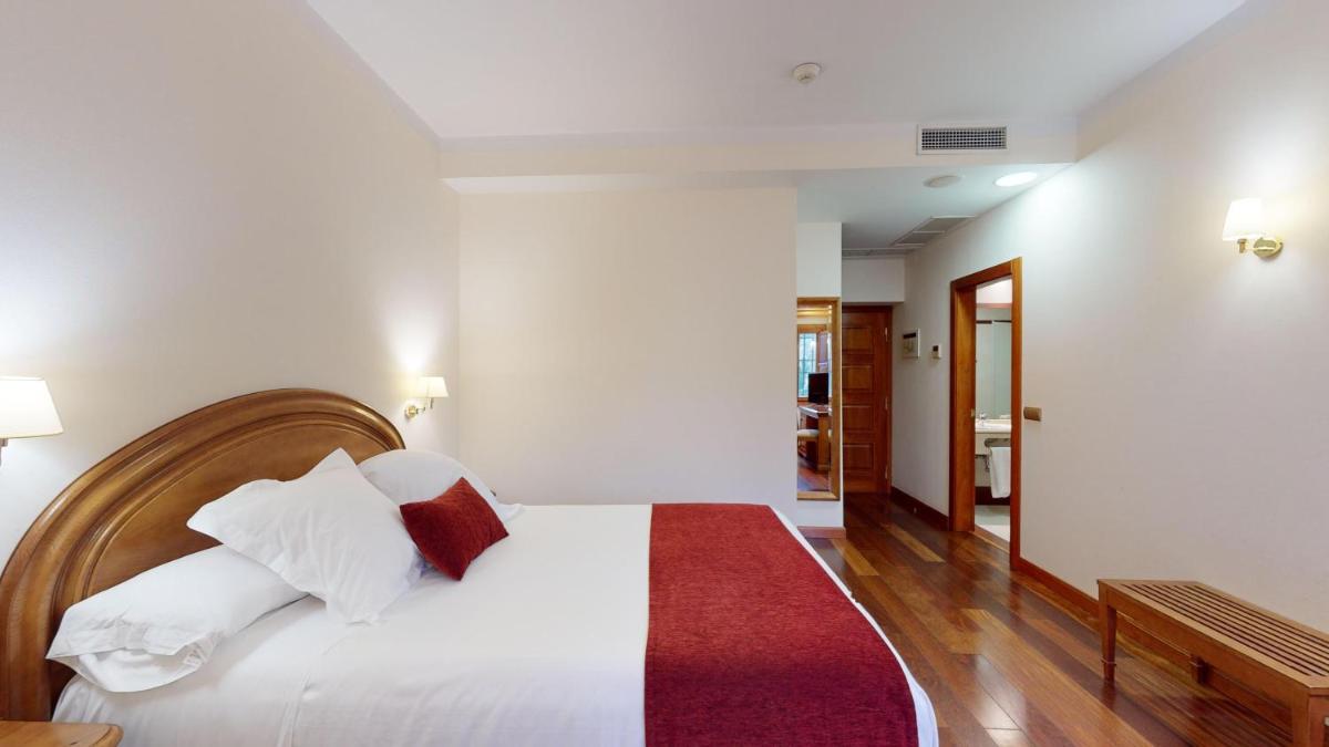 Cama o camas de una habitación en AZZ Peñafiel Las Claras Hotel & Spa