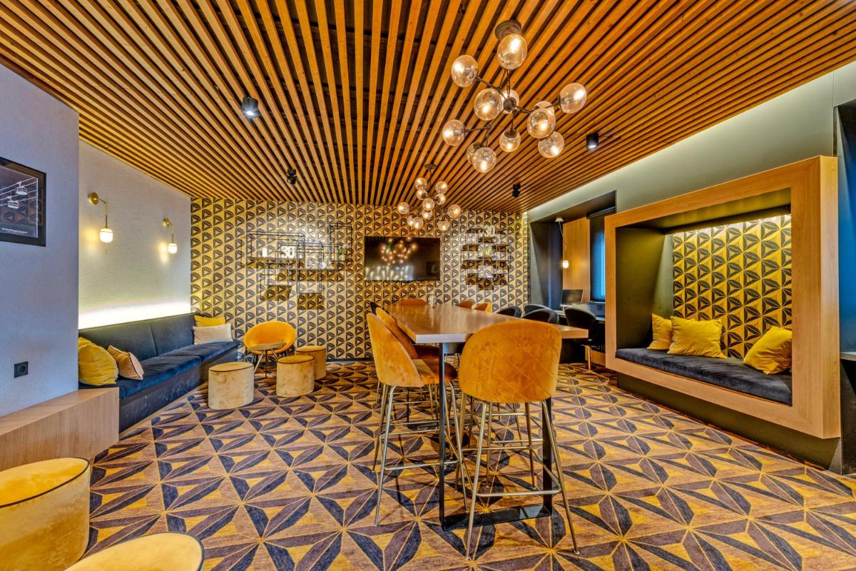 Coin salon dans l'établissement Logis Hotel Center