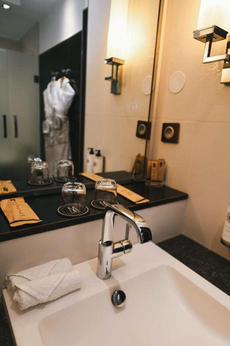Salle de bains dans l'établissement Le Grand Hotel de Cabourg - MGallery Collection