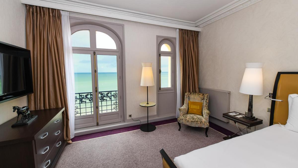 Télévision ou salle de divertissement dans l'établissement Le Grand Hotel de Cabourg - MGallery Collection