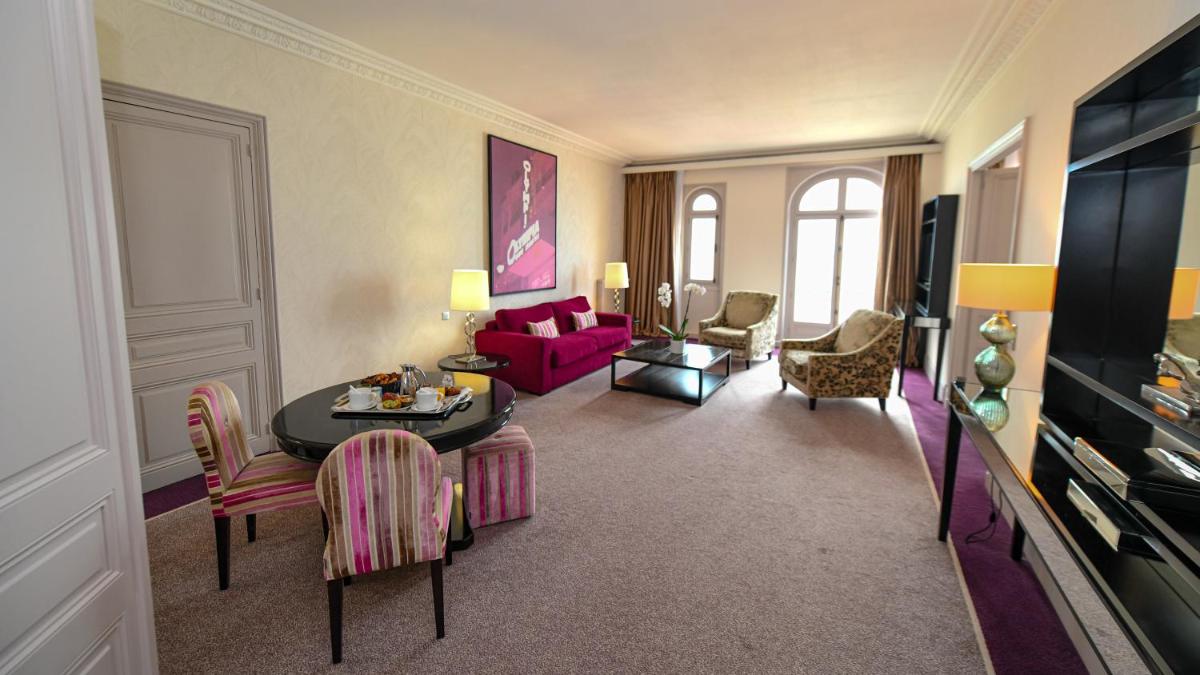 Télévision ou salle de divertissement dans l'établissement Le Grand Hotel de Cabourg - MGallery Collection