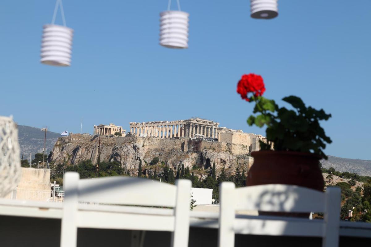 Live in Athens, THISEIO Residency, Our first love #01 - Housity