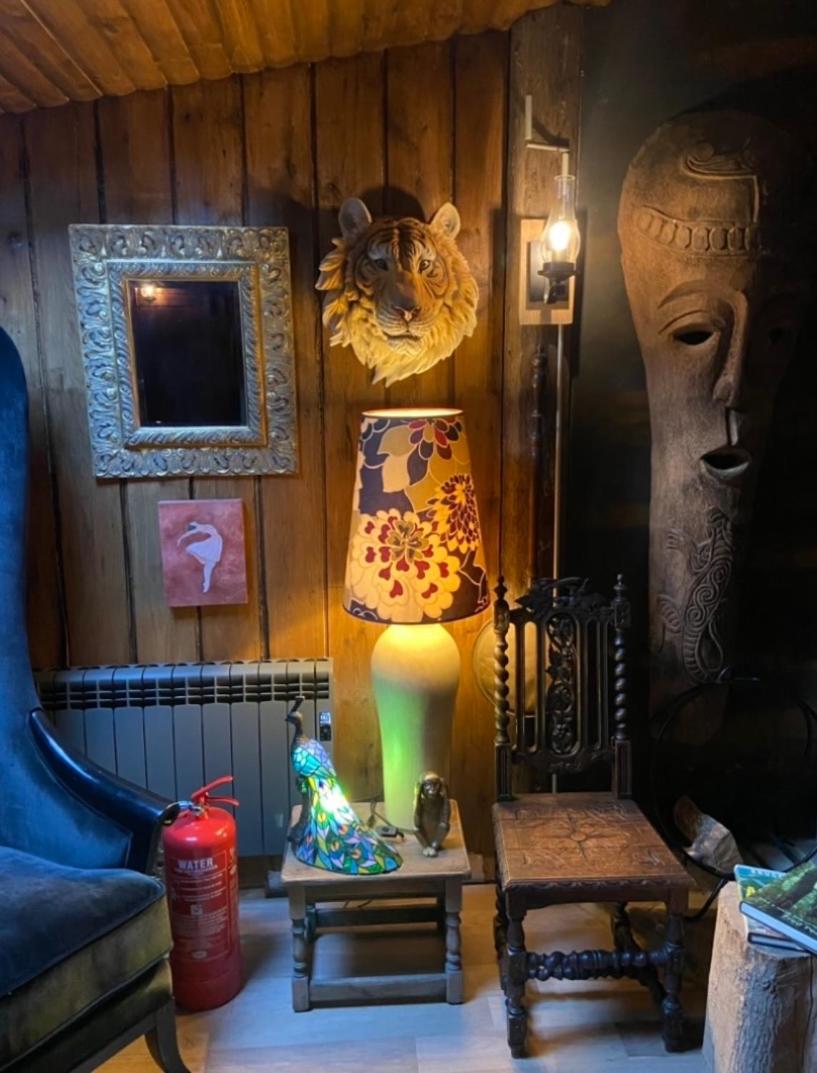 Jungle Cabin - Housity