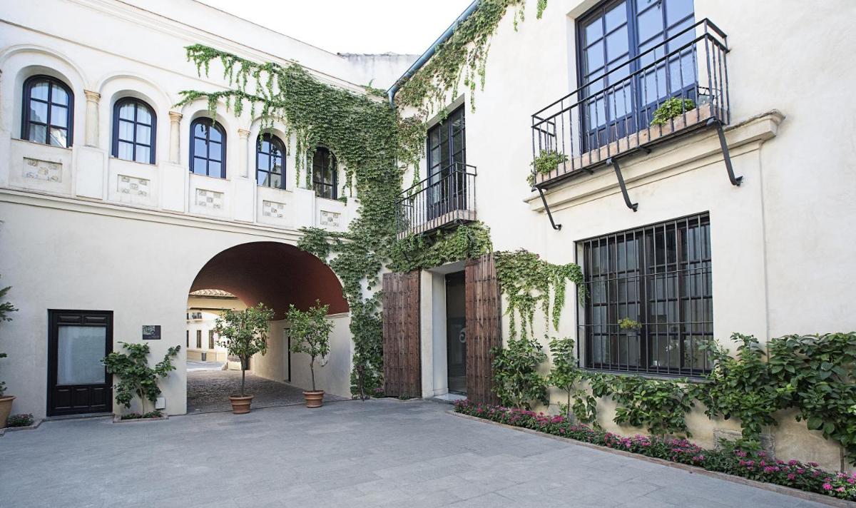 Un edificio con hiedra creciendo en el costado. en Hospes Palacio del Bailio, a Member of Design Hotels, en Córdoba