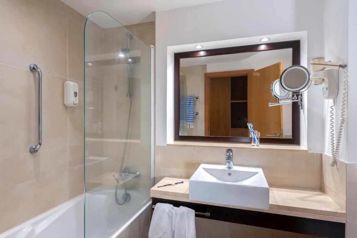 Uma casa de banho em TUI Blue Gardens - Adults-only - Savoy Signature