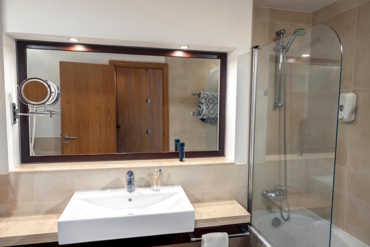 Uma casa de banho em TUI Blue Gardens - Adults-only - Savoy Signature