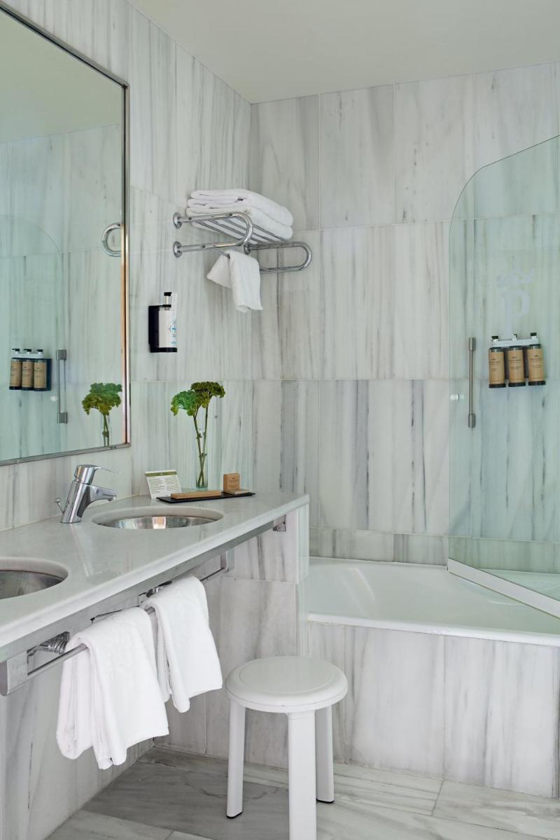 Un baño de Parador de Santo Estevo