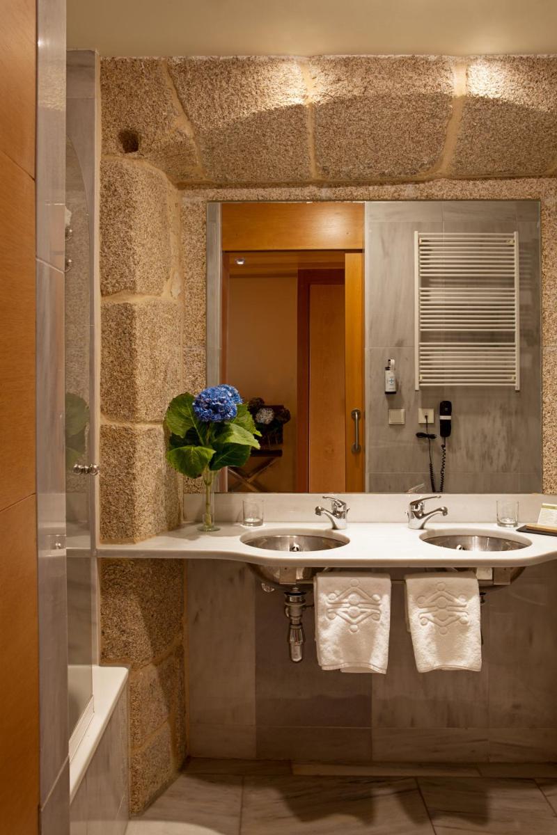 Un baño de Parador de Santo Estevo
