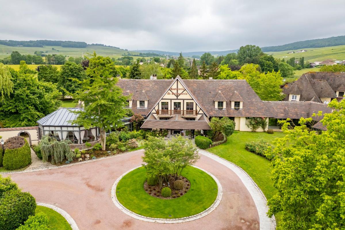 vue aérienne d'une maison avec une allée dans l'établissement Briqueterie Champagne, A Beauvallon Hotel & Spa, à Vinay